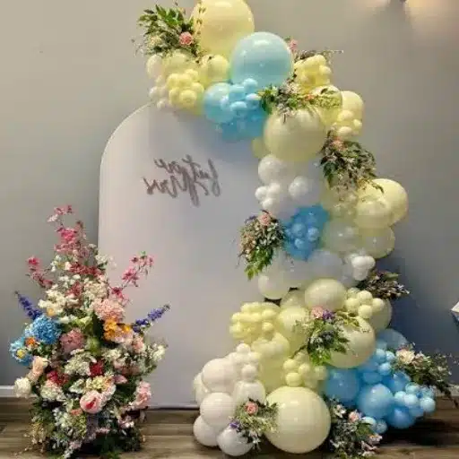 Why Balloon Garlands with Flowers Are Taking Over Event Design